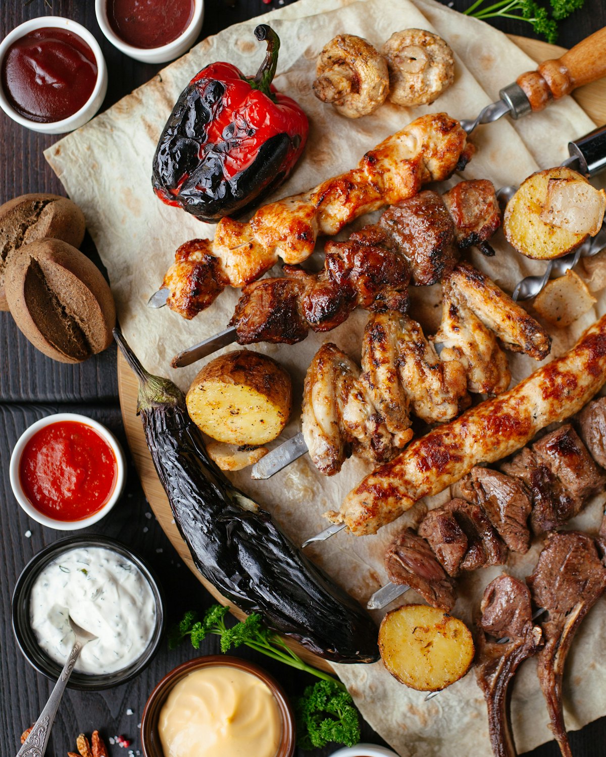 Gegrilltes Fleisch und Gemüse auf einem gedeckten Tisch