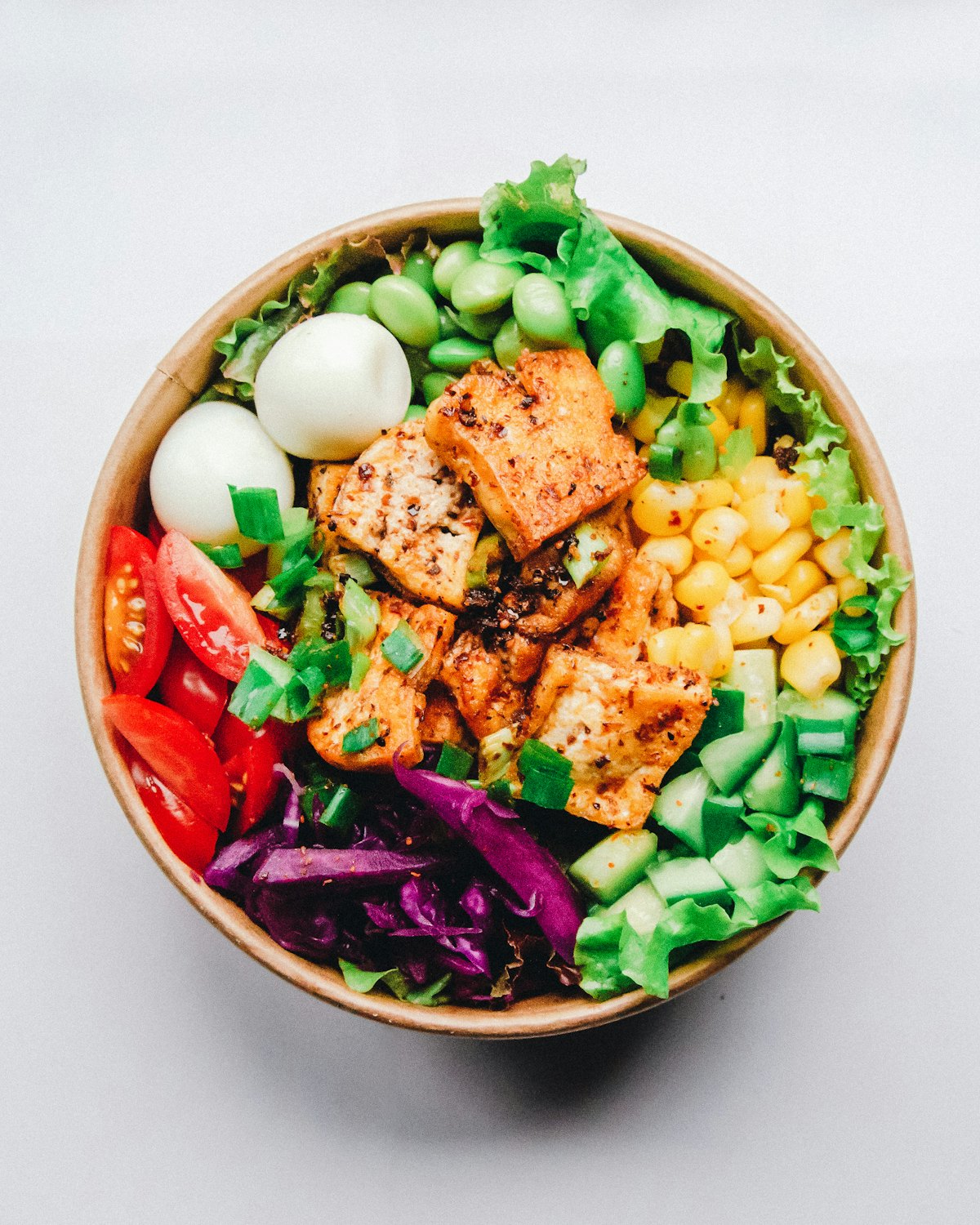 Schüssel mit frischem Salat und Beilagen