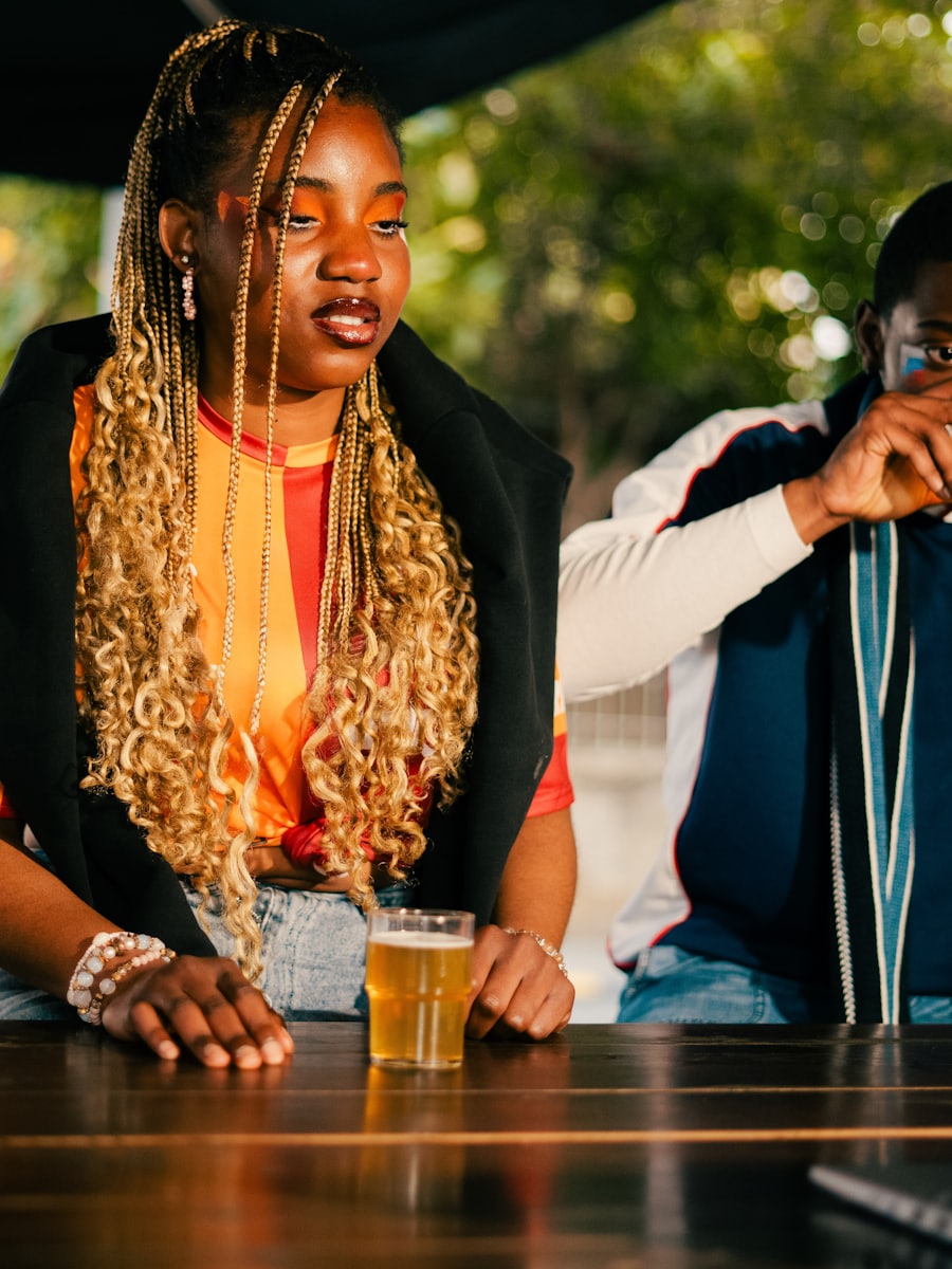 Gäste verfolgen gemeinsam eine Sportübertragung in der Bar