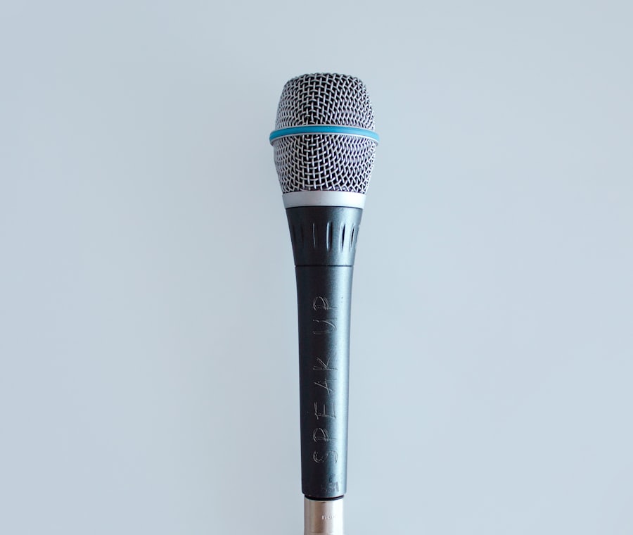 Mikrofon auf einem Ständer für den Karaoke-Abend